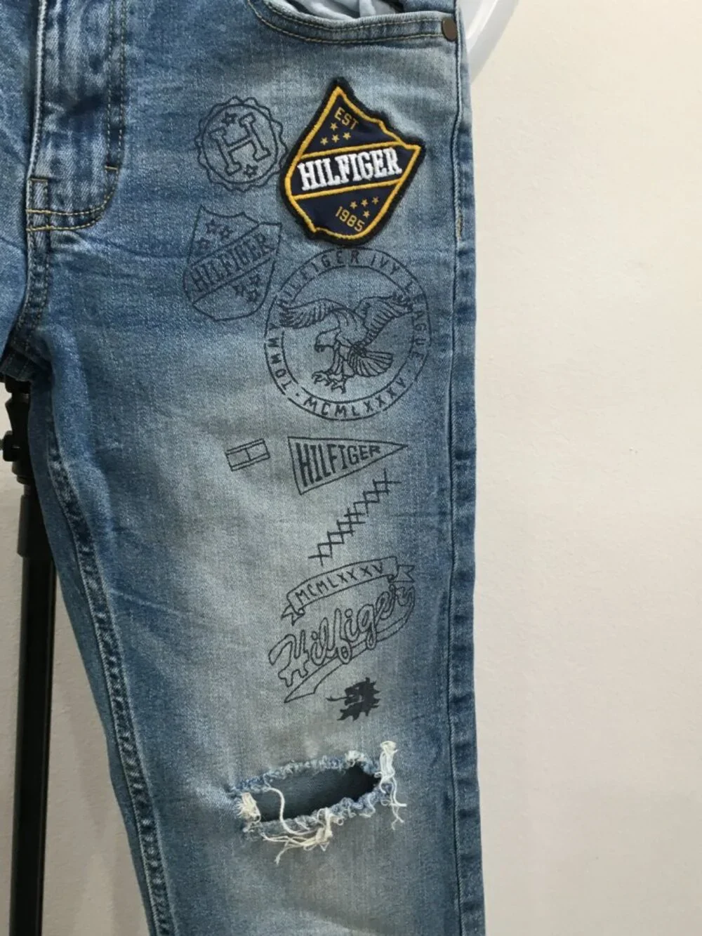 TOMMY HILFIGER Distressed Cut Step Hem Adj Waist Distressed Applique Logo Jeans